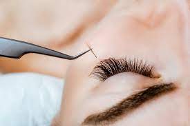 seasonal allergies and eyelash extensions